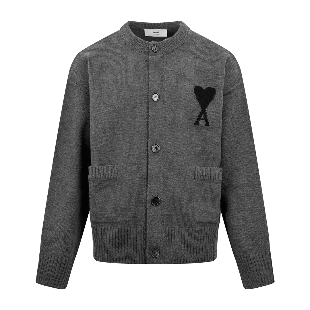 Ami Paris love jacquard woolen cardigan, custom-woven luxurious Merino wool, soft and delicate, comfortable and close to the skin, using high-grade gray as ink, calm and restrained, a contrasting love heart jumps out on the chest, quietly exuding its own charming halo, fully recognizable brand, with a unique cardigan silhouette and exquisite button design, it interprets the elegance and casualness of French fashion. It is the ultimate simplification of color, and conveys the love and persistence of life. Meet the ultimate simplicity, the well-deserved king of Versatile. Process 1: Jacquard tissue imported from Germany. Precisely control the arrangement and interweaving of yarns. Carefully interweave on the loom. Ami love jacquard artistic pattern inlay. The fabric is more vivid and three-dimensional. Process 2: Softening and deodorizing process of ready-made clothes. Use professional washing equipment and specific detergents to deep clean and deodorize clothes. Improve the feel and appearance of clothes. Accessories: Customized 1:1 Ami Horn buckle customized 1:1 Ami trademark version: loose version Size: S M L XL Style number: 25365